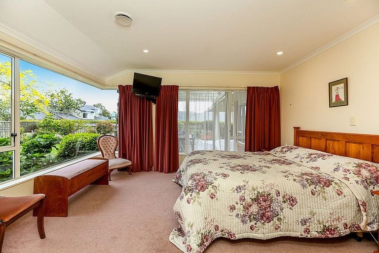 Photo of property in 18 Kinross Drive, Merrilands, New Plymouth, 4312