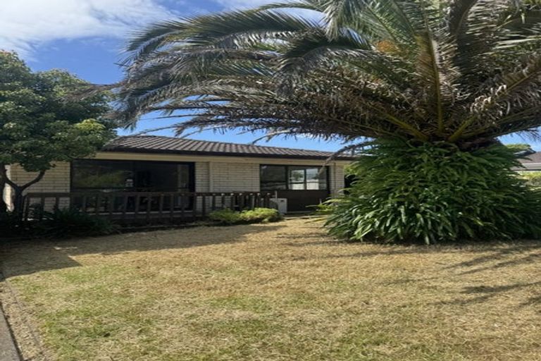 Photo of property in 2 Darlington Place, Glendene, Auckland, 0602