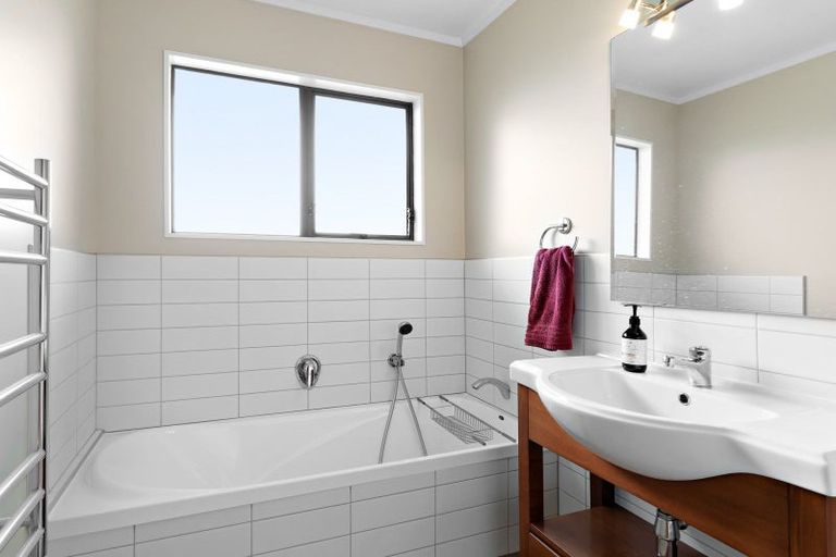 Photo of property in 4 Bushland Grove, Paparangi, Wellington, 6037