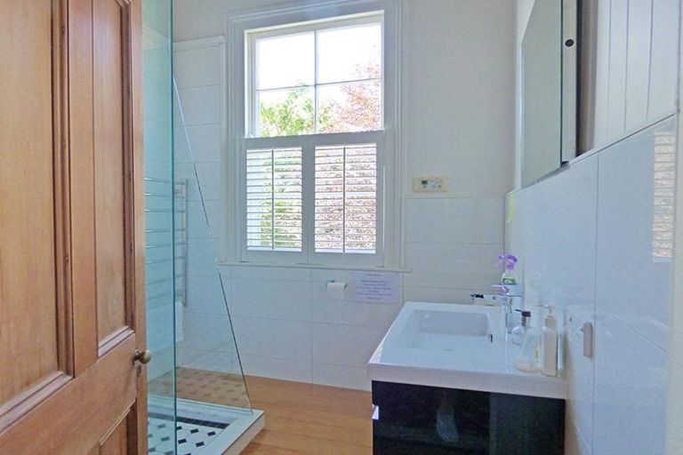 Photo of property in 2/24 Church Street, Devonport, Auckland, 0624