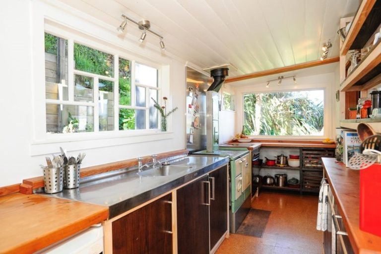 Photo of property in 20 Hawkhurst Road, Lyttelton, 8082