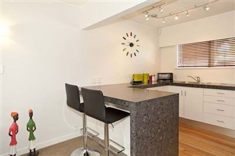 Photo of property in 3/29 Pupuke Road, Takapuna, Auckland, 0622