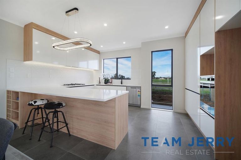 Photo of property in 2 Gertrude Cole Road, Clarks Beach, 2122