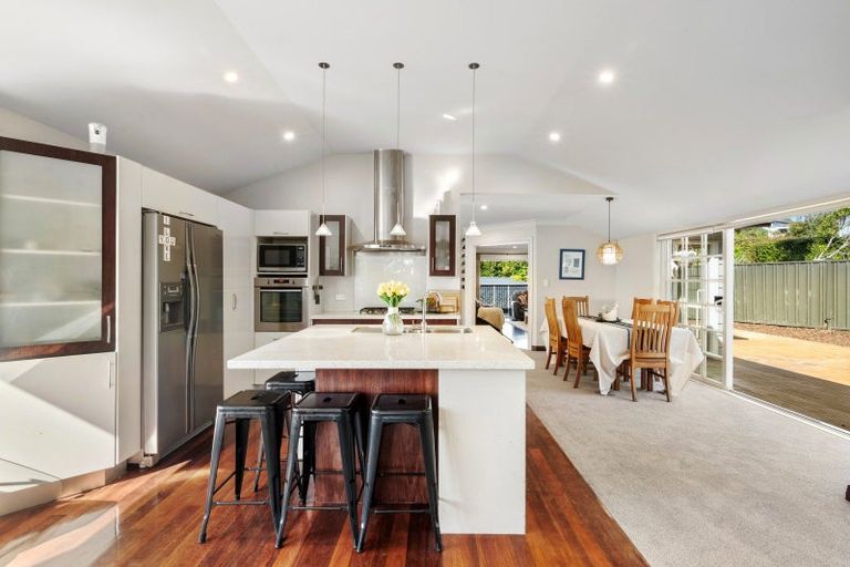 Photo of property in 8 Kerry Dell, Cockle Bay, Auckland, 2014