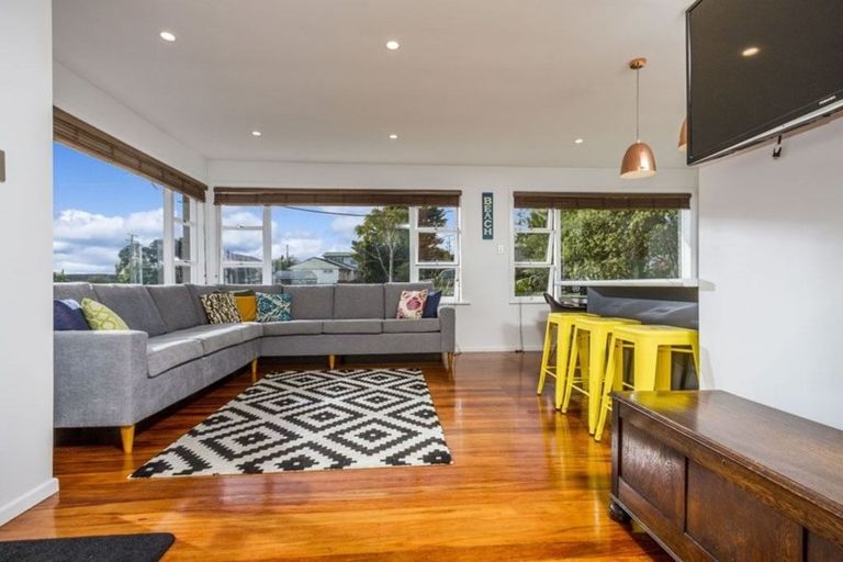 Photo of property in 1/818 East Coast Road, Oteha, Auckland, 0630