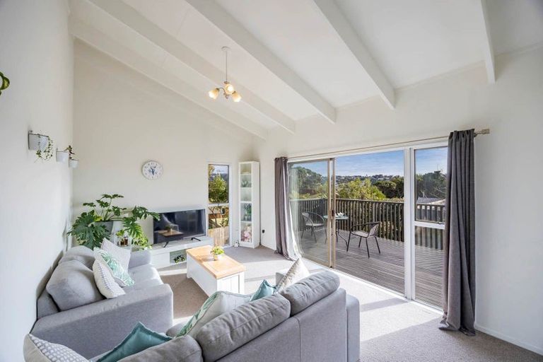 Photo of property in 1/307a Wairau Road, Totara Vale, Auckland, 0627