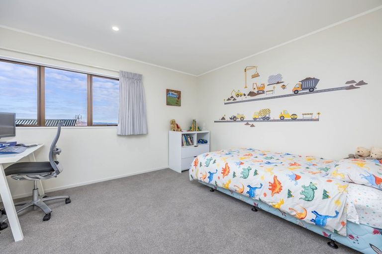 Photo of property in 2/33-35 Teal Crescent, Beach Haven, Auckland, 0626