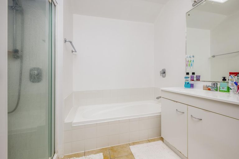 Photo of property in 3/2 Sunnydale Place, Oteha, Auckland, 0632