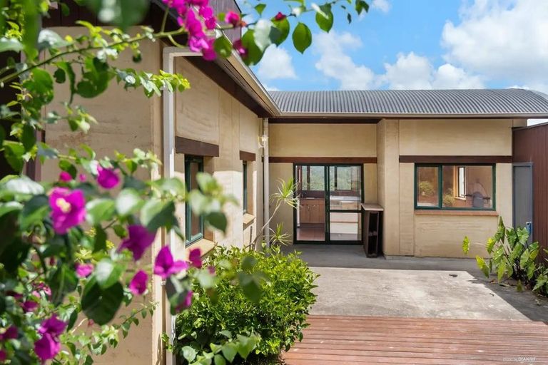 Photo of property in 1/4 Lydford Place, Glendene, Auckland, 0602