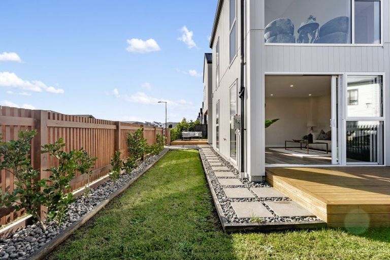 Photo of property in 6 Cara Avenue, Kumeu, 0810