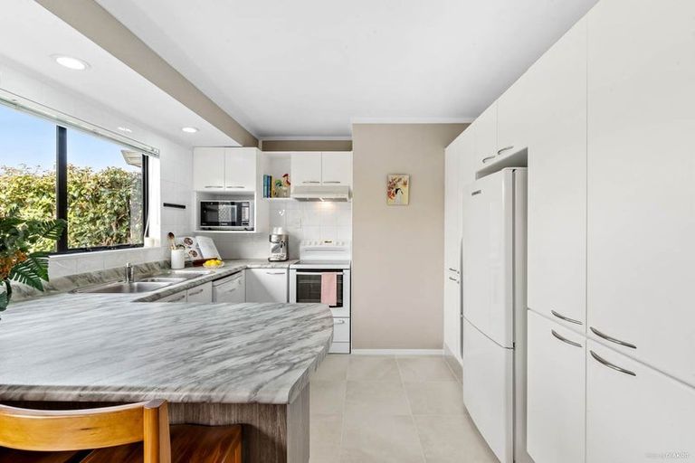 Photo of property in 1 Spears Place, Botany Downs, Auckland, 2010