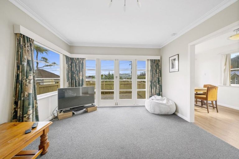 Photo of property in 6 Glen Alice Grove, Naenae, Lower Hutt, 5011