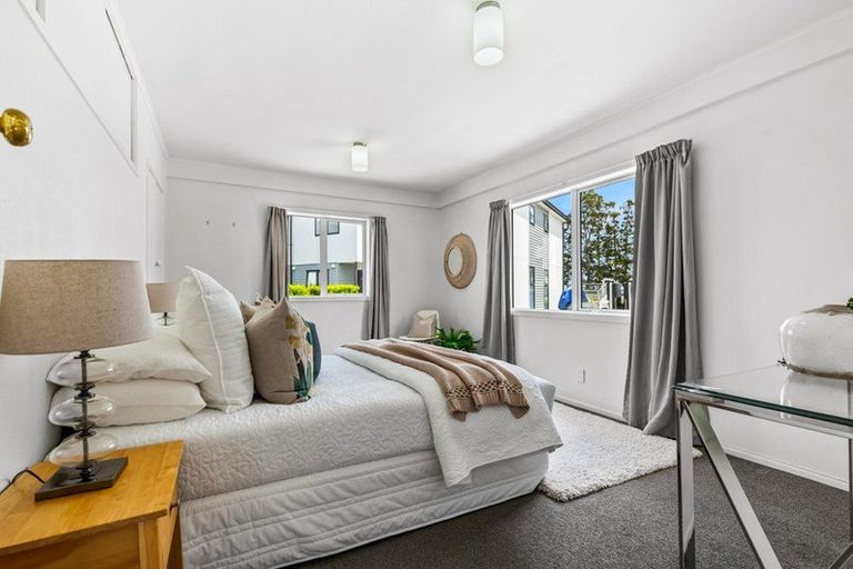 Photo of property in 2/111 Hobsonville Road, West Harbour, Auckland, 0618