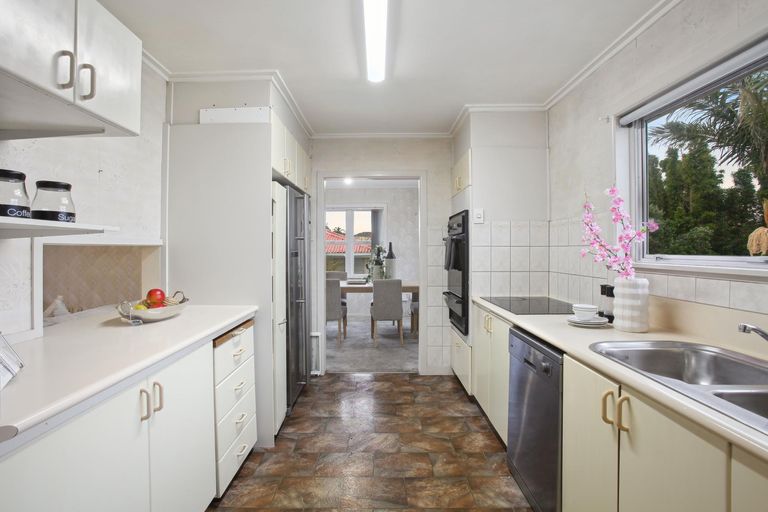 Photo of property in 16 Sylvan Crescent, Te Atatu South, Auckland, 0610