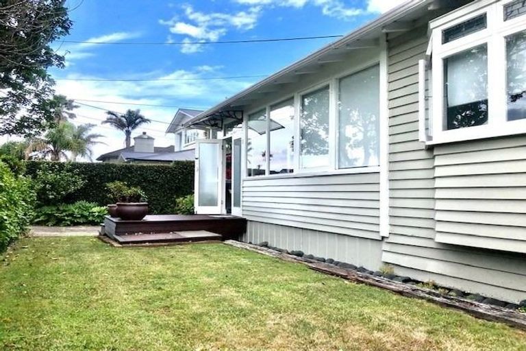 Photo of property in 11 Ocean View Road, Milford, Auckland, 0620