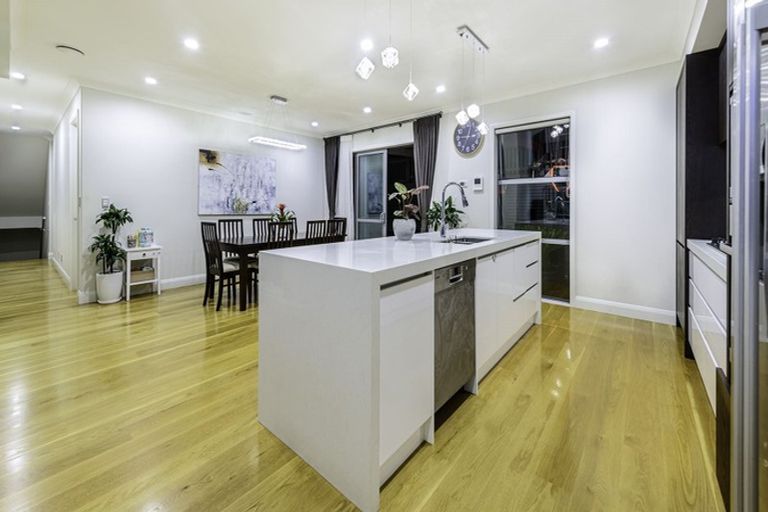 Photo of property in 28 Leburn Crescent, Flat Bush, Auckland, 2016