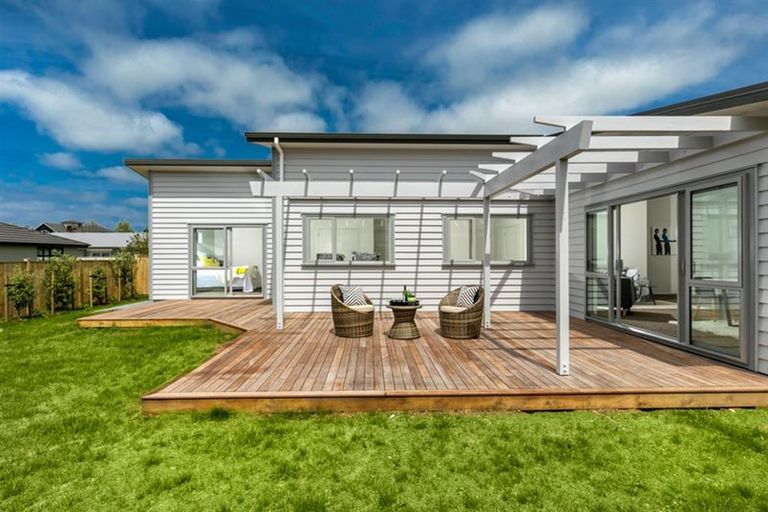 Photo of property in 8 Sir Lincoln Drive, Kumeu, 0810