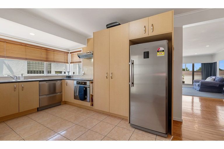 Photo of property in 137 Carlisle Road, Northcross, Auckland, 0632