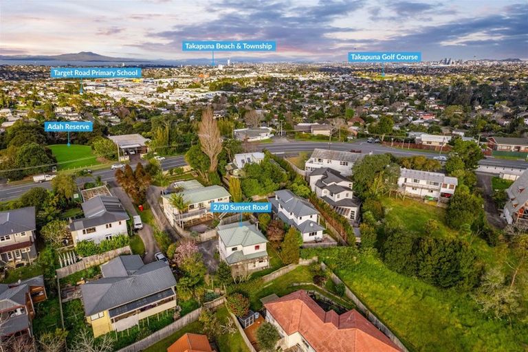 Photo of property in 2/30 Sunset Road, Unsworth Heights, Auckland, 0632