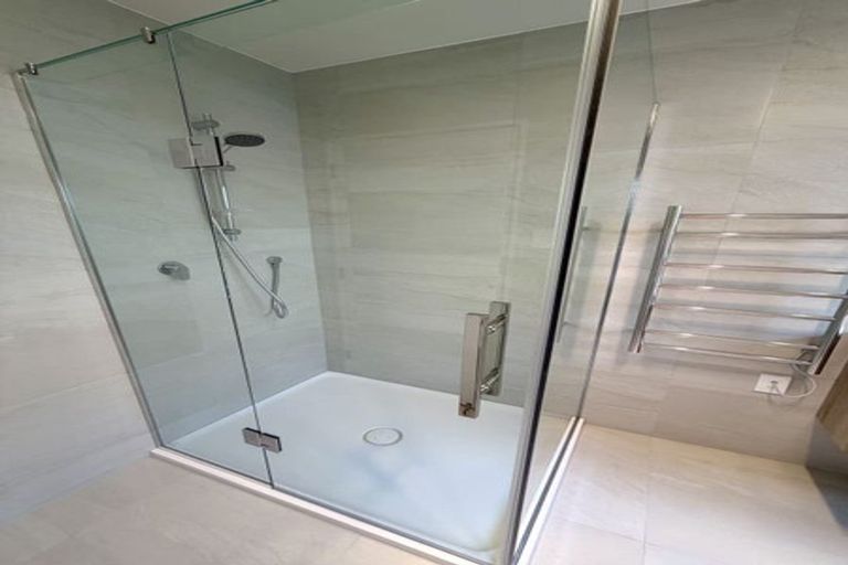 Photo of property in 2/71 Browns Bay Road, Browns Bay, Auckland, 0630