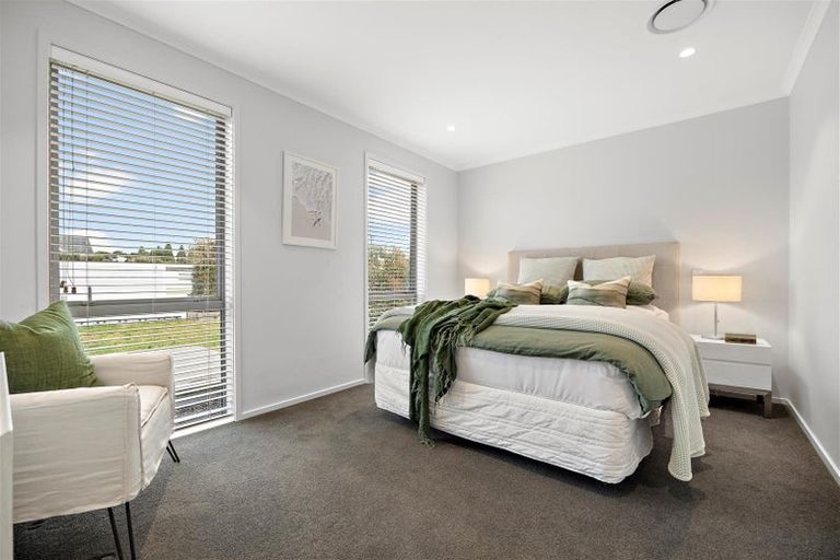 Photo of property in 24 Sir Lincoln Drive, Kumeu, 0810