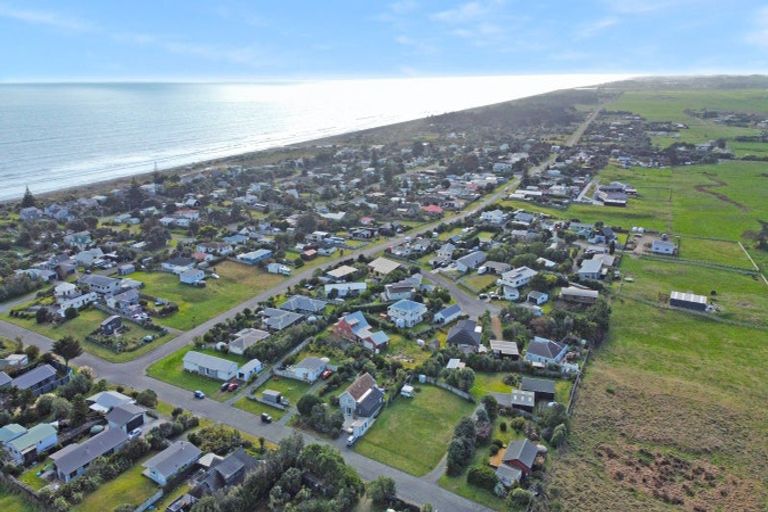 Photo of property in 24 Kitchener Street, Te Horo Beach, Otaki, 5581