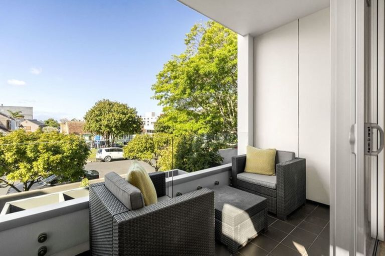 Photo of property in 2/4 Campbell Road, Takapuna, Auckland, 0622