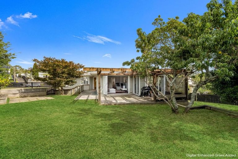 Photo of property in 10 Awaroa Road, Sunnyvale, Auckland, 0612