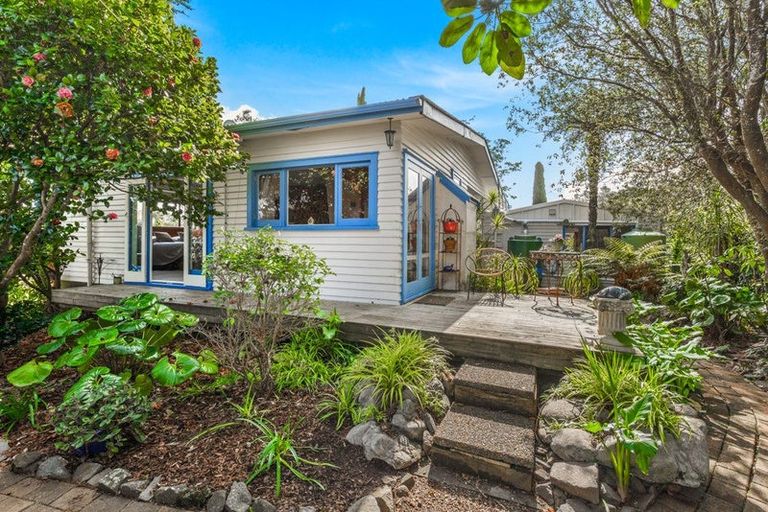 Photo of property in 32 Ferry Parade, Herald Island, Auckland, 0618