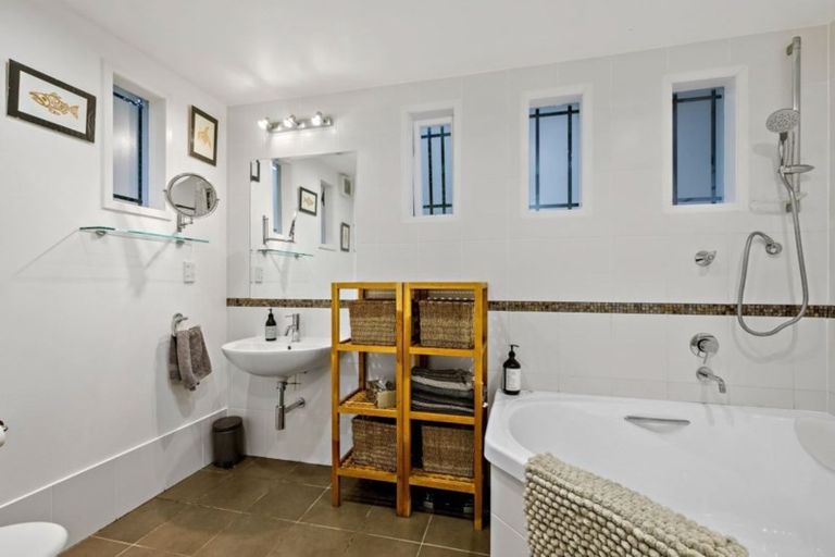 Photo of property in 37 Quinns Road, Waiatarua, Auckland, 0612