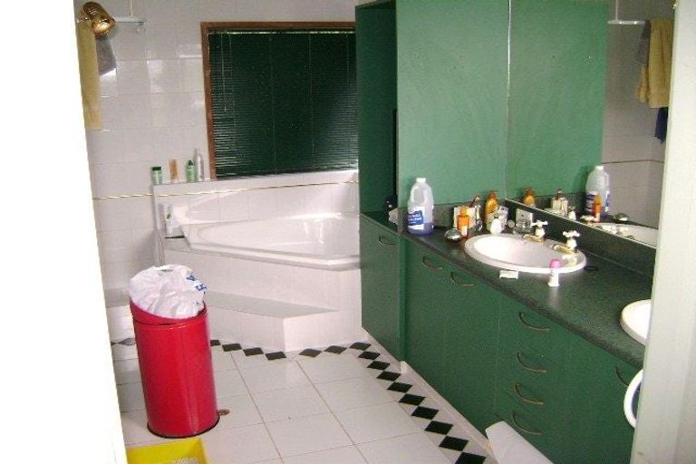 Photo of property in 635 Glenfield Road, Totara Vale, Auckland, 0629