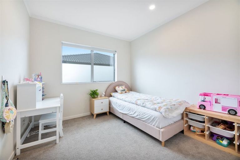 Photo of property in 13 Walter Ruddock Avenue, Kumeu, 0810