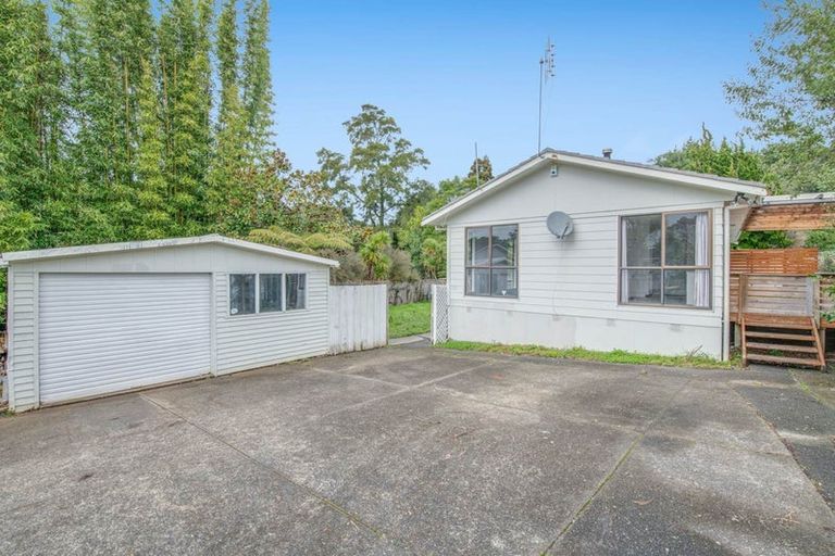 Photo of property in 19 Benita Place, Sunnyvale, Auckland, 0612
