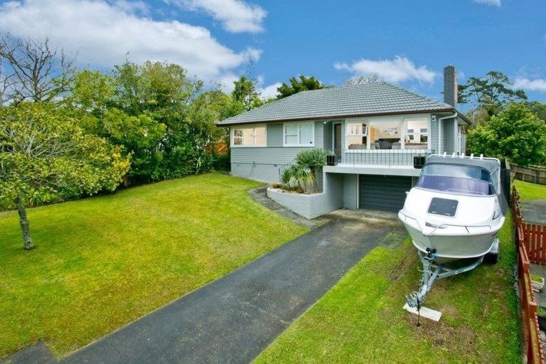 Photo of property in 10 Paragon Avenue, Beach Haven, Auckland, 0626