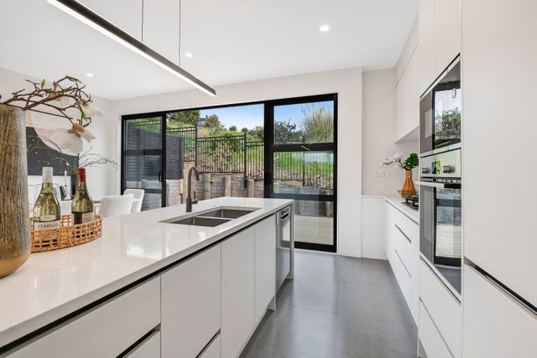 Photo of property in 12 Pleasant Way, Matakatia, Whangaparaoa, 0930