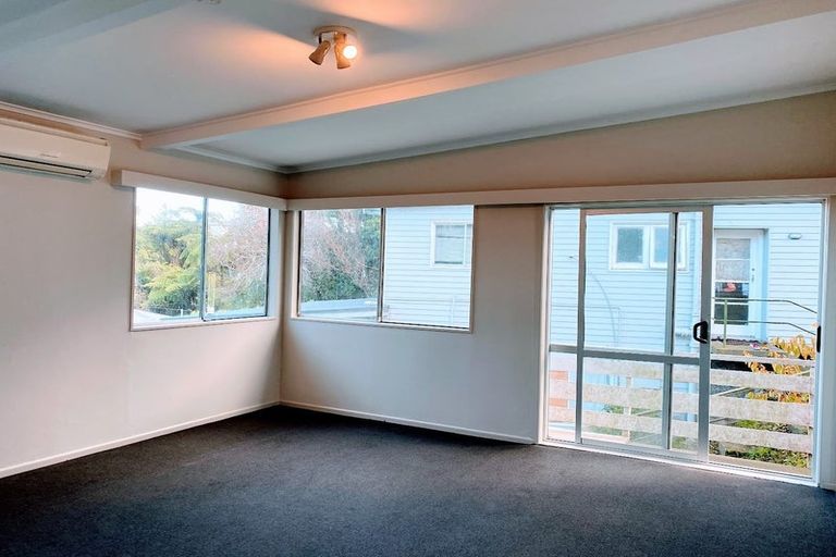Photo of property in 8 Gahagan Way, Newlands, Wellington, 6037