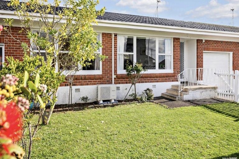 Photo of property in 2/129 Wallace Road, Papatoetoe, Auckland, 2025