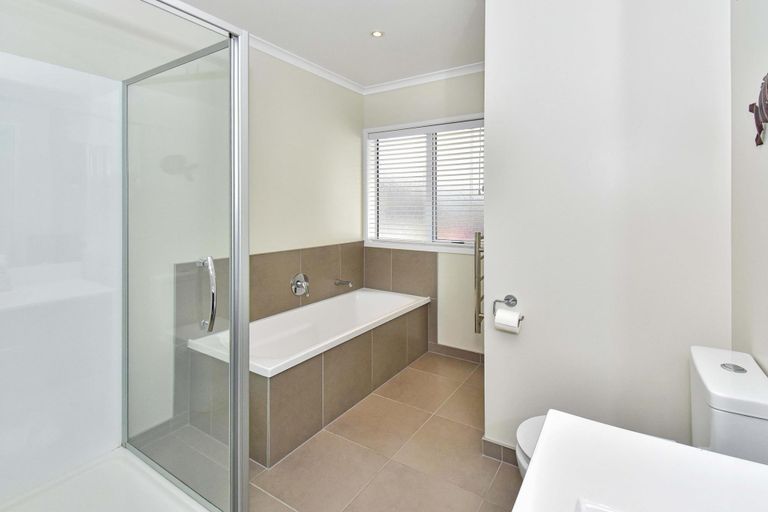 Photo of property in 11 Cornwall Place, Karaka, Papakura, 2113