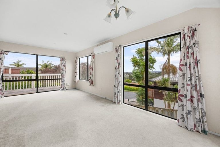 Photo of property in 18 Van Dyke Place, West Harbour, Auckland, 0618