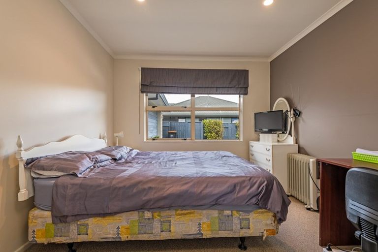 Photo of property in 6 Orlando Way, Kelvin Grove, Palmerston North, 4414