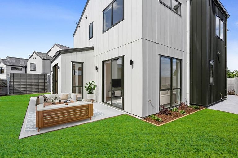 Photo of property in 17 Parkmore Drive, Rosehill, Papakura, 2113