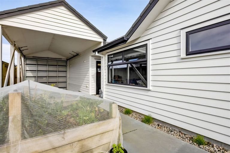 Photo of property in 6 Pebble Beach Court, Waiwhakaiho, New Plymouth, 4312