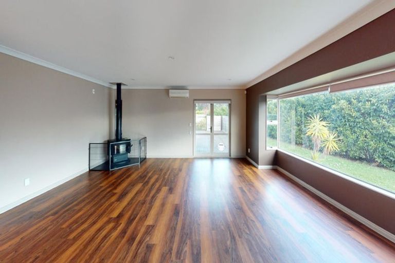 Photo of property in 27 Johnstone Drive, Fitzherbert, Palmerston North, 4410