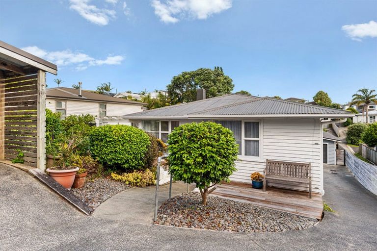 Photo of property in 18 Selwyn Crescent, Forrest Hill, Auckland, 0620