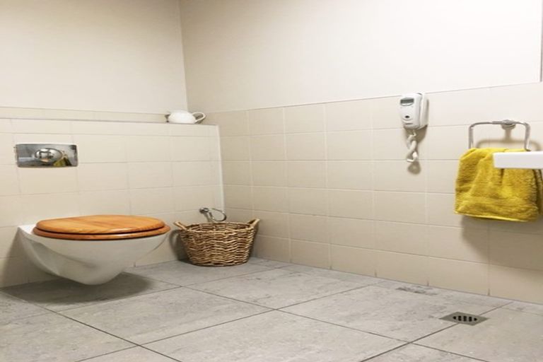 Photo of property in 1/2 Manor Place, Dunedin Central, Dunedin, 9016