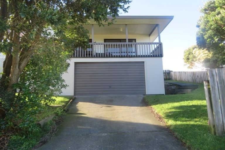 Photo of property in 17 Dargle Way, Island Bay, Wellington, 6023