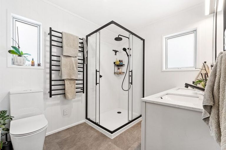 Photo of property in 6a D'oyly Drive, Stanmore Bay, Whangaparaoa, 0932