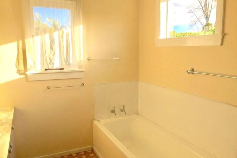 Photo of property in 24 Taikata Road, Te Atatu Peninsula, Auckland, 0610