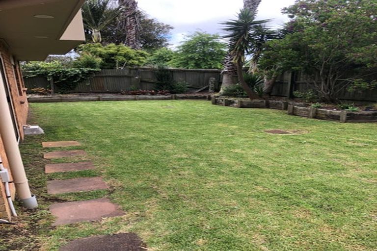 Photo of property in 2/842 East Coast Road, Oteha, Auckland, 0630