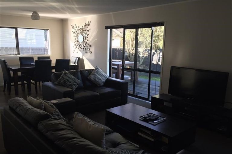 Photo of property in 2/25 Melleray Place, Randwick Park, Auckland, 2105